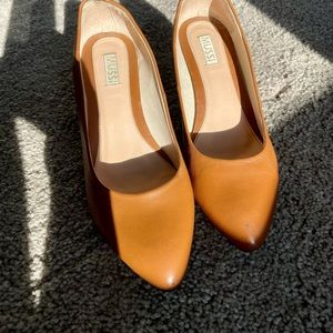 Brown camel pumps